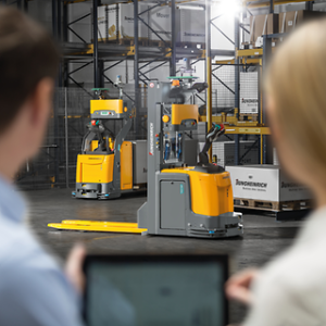 ere-2a-operation-agv-person-with-tablet-mam-41378-png